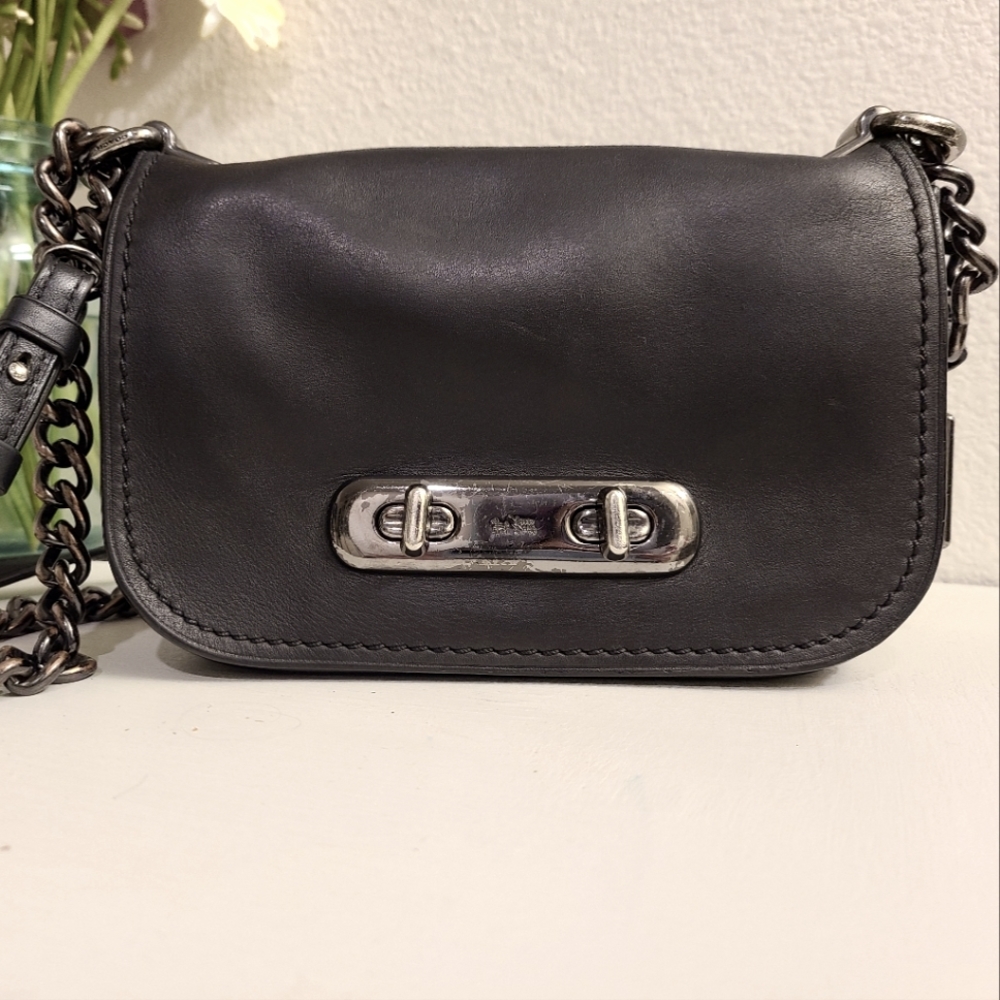 Coach Swagger Shoulder Bag 20 Twin Turnlock Black Glovetanned Leather (F15656)